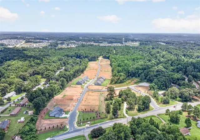 Photo 4 of Single family home for sale at 2012 Oconee Blf Dr, Athens, GA 30601 | MLS# 7808173 | Listing updated on 2026-09-09