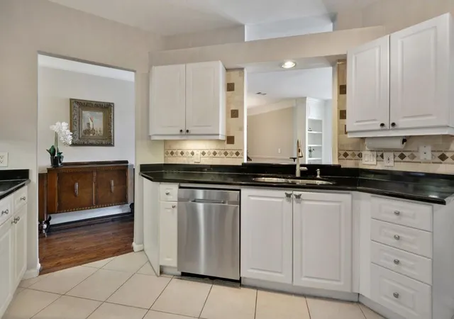 Homes for sale in Atlanta, GA | 3334 Peachtree Rd Ne #109, Atlanta, GA 30326 | MLS# 7702854