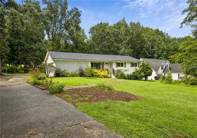 Photo 3 of Single family home for sale at 1331 Owen Cir, Sugar Hill, GA 30518 | MLS# 7818858 | Listing updated on 2026-08-11