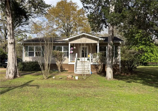 Photo 1 of Single family home for sale at 405 Crawfordville Rd, Union Point, GA 30669 | MLS# 7803717 | Listing updated on 2026-10-26