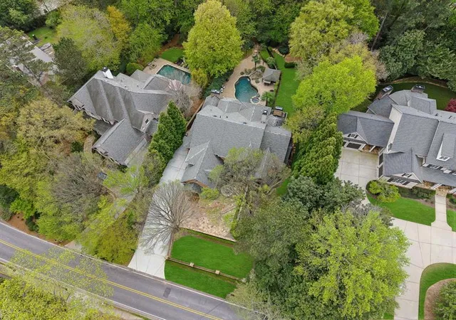 3rd image of 4966 Long Island Dr, Sandy Springs, GA 30327 | MLS# 7808990