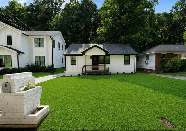 Photo 2 of Sale Pending at 537 Westmeath Dr SW, Atlanta, GA 30310 | MLS# 7800683 | Listing updated on 2026-09-04