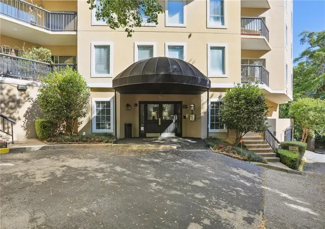 2nd image of 1 Biscayne Dr Nw, Atlanta, GA 30309