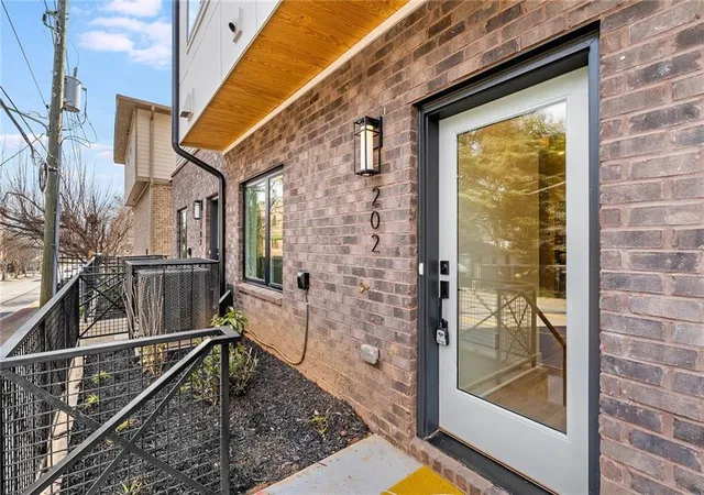 Photo 4 of Townhouse for sale at 1237 Memorial Dr SE #403, Atlanta, GA 30316 | MLS# 7793877 | Listing updated on 2026-10-16