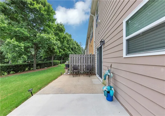 Photo 4 of Townhouse for sale at 1936 Lakeshore Overlook Cir NW, Kennesaw, GA 30152 | MLS# 7794756 | Listing updated on 2026-08-10