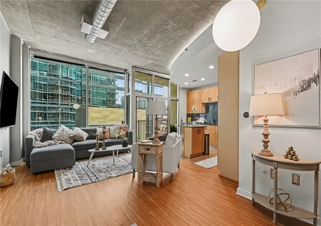 Listing Photo 5 - Condo for sale in building located at 923 Peachtree St, Atlanta, GA 30309 - Unit #825