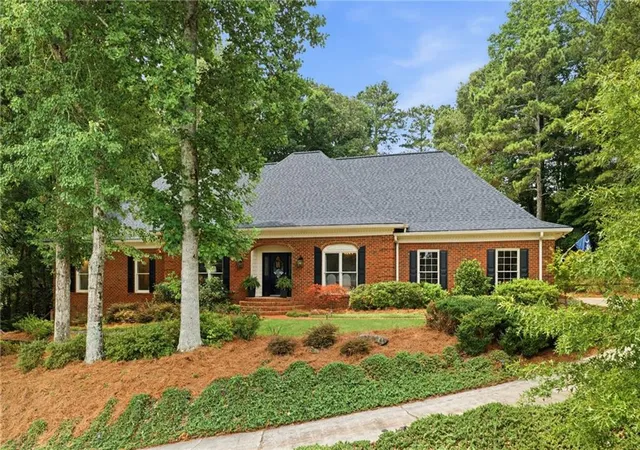 Photo 2 of Sale Pending at 1040 Finnsbury Dr, Roswell, GA 30075 | MLS# 7822922 | Listing updated on 2026-08-29