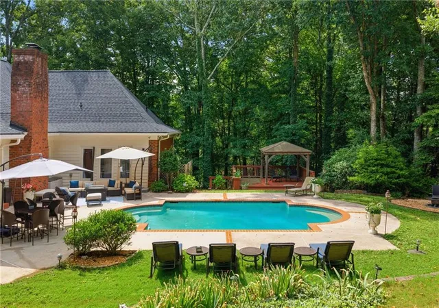 Photo 3 of Sale Pending at 1040 Finnsbury Dr, Roswell, GA 30075 | MLS# 7822922 | Listing updated on 2026-08-29