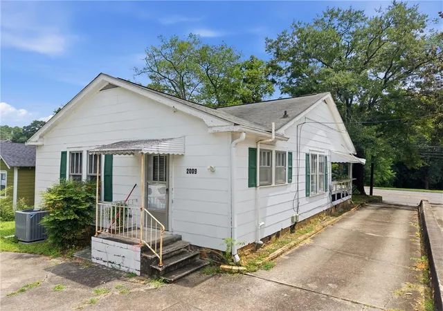 Photo 3 of Single family home for sale at 2009 N Broad St Ne, Rome, GA 30161 | MLS# 7816182 | Listing updated on 2026-10-01