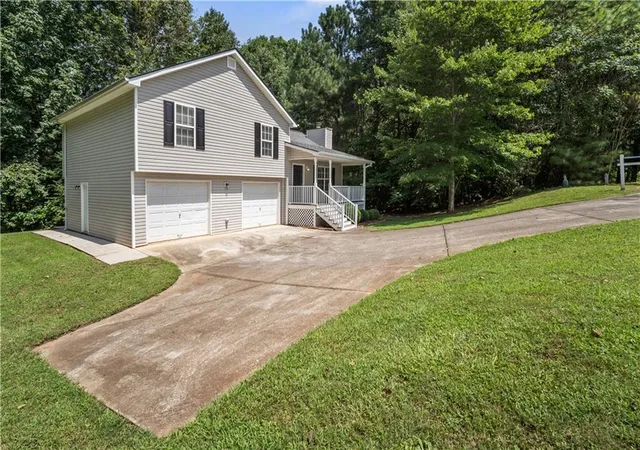 Photo 3 of Sale Pending at 2800 Tumblewood Trl, Gainesville, GA 30507 | MLS# 7826430 | Listing updated on 2026-09-22