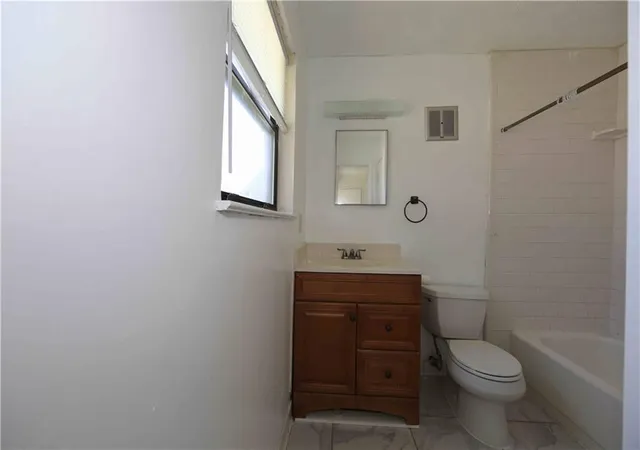 Photo 11 of Townhouse for sale at 260 Country Clb Dr, Jonesboro, GA 30238 | MLS# 7752369 | Listing updated on 2026-04-15