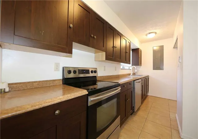 Photo 3 of Townhouse for sale at 260 Country Clb Dr, Jonesboro, GA 30238 | MLS# 7752369 | Listing updated on 2026-04-15