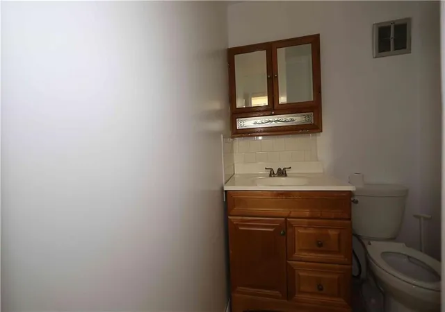 Photo 4 of Townhouse for sale at 260 Country Clb Dr, Jonesboro, GA 30238 | MLS# 7752369 | Listing updated on 2026-04-15