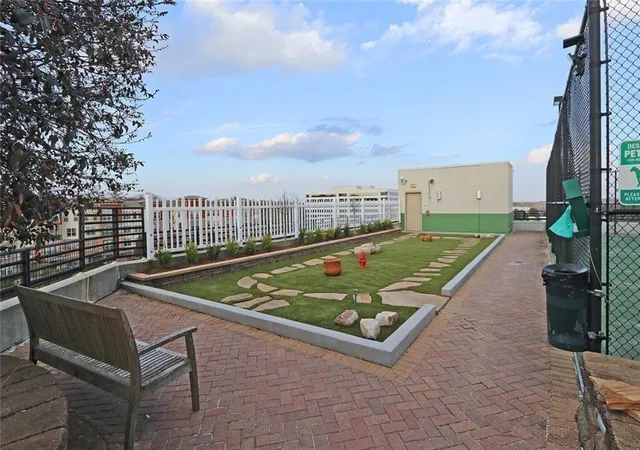 Listing Photo 2 - Condo for sale in building located at 4561 Olde Perimeter Wy, Atlanta, GA 30346 - Unit #608