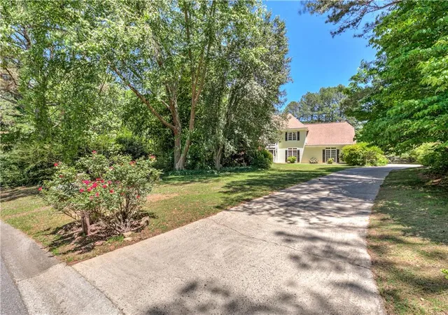 Photo 3 of Single family home for sale at 6310 Black Oak Dr, Cumming, GA 30040 | MLS# 7771436 | Listing updated on 2026-09-03