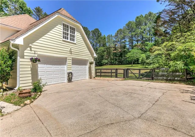 Photo 4 of Single family home for sale at 6310 Black Oak Dr, Cumming, GA 30040 | MLS# 7771436 | Listing updated on 2026-09-03