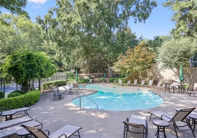 Listing Photo 2 - Condo for sale in building located at 27 Ivy Ridge NE, Atlanta, GA 30342