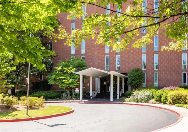Listing Photo 2 - Condo for sale in building located at 3060 Pharr Ct N, Atlanta, GA 30305 - Unit #422
