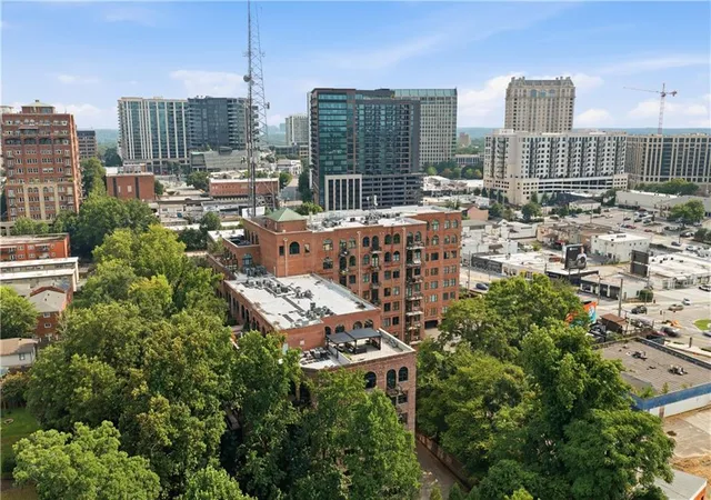 Listing Photo 2 - Condo for sale in building located at 3235 Roswell Rd Ne, Atlanta, GA 30305 - Unit #506