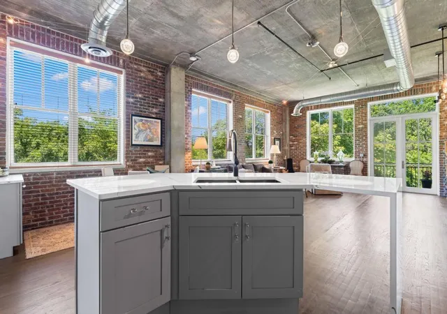 Photo 2 of Condo for sale at 3235 Roswell Rd Ne #604, Atlanta, GA 30305 | MLS# 7771581 | Listing updated on 2026-09-10