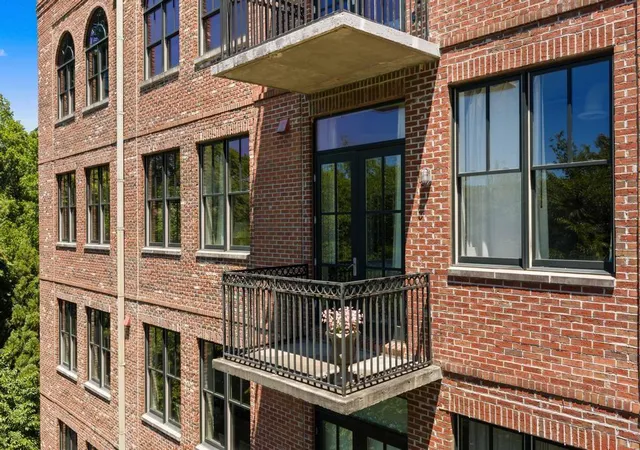 Photo 4 of Condo for sale at 3235 Roswell Rd NE #604, Atlanta, GA 30305 | MLS# 7771581 | Listing updated on 2026-09-10