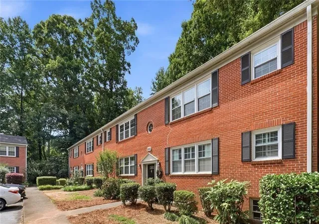 Listing Photo 2 - Condo for sale in building located at 2355 Henderson Mill Rd NE, Atlanta, GA 30345 - Unit #4