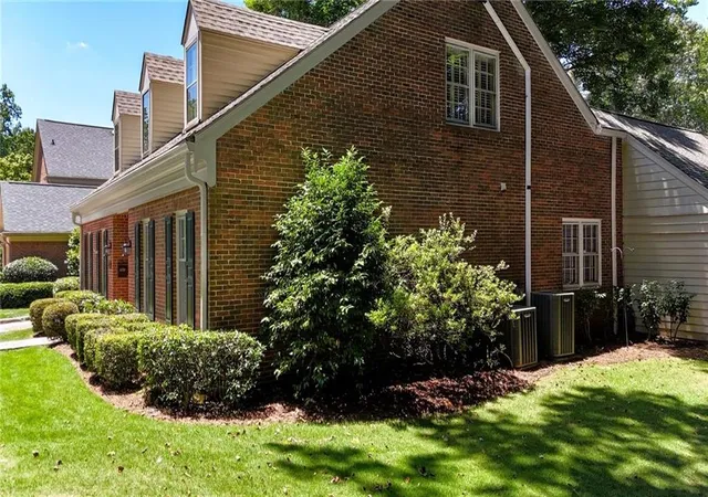 5th image of 1809 Bedfordshire Dr, Decatur, GA 30033 | MLS# 7783936