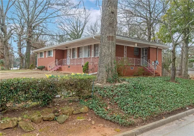 Homes for sale in Atlanta, GA | 656 Bolton Rd Nw, Atlanta, GA 30331 | MLS# 7730824