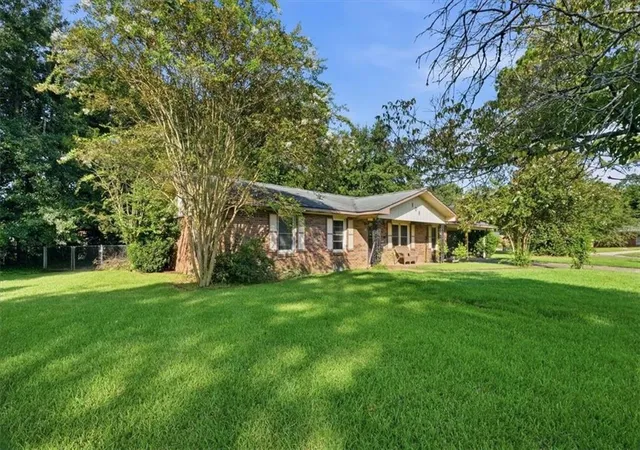 Photo 3 of Single family home for sale at 109 Avalon Dr, Warner Robins, GA 31093 | MLS# 7823678 | Listing updated on 2026-09-22