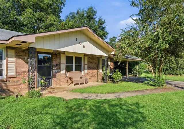 Photo 3 of Single family home for sale at 109 Avalon Dr, Warner Robins, GA 31093 | MLS# 7823678 | Listing updated on 2026-09-22