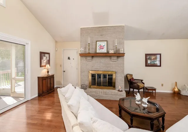 Photo 3 of Sale Pending at 6278 Geyer Dr, Columbus, OH 43228 | MLS# 224036192 | Listing updated on 2025-03-27