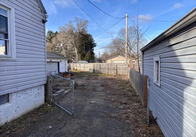 Photo 2 of Single family home for sale at 139 N 26th St, Newark, OH 43055 | MLS# 225004363 | Listing updated on 2026-09-08