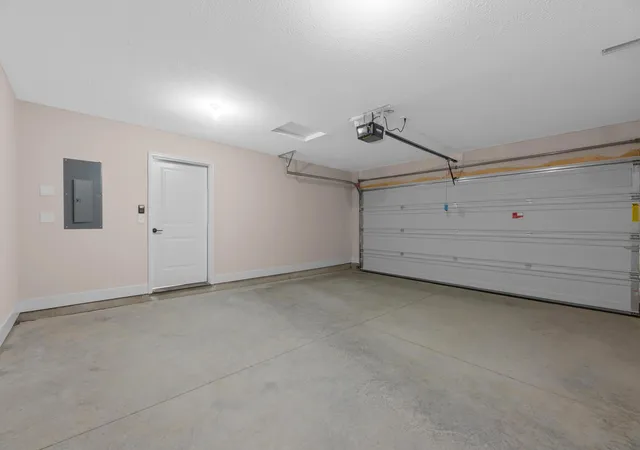 Listing Photo 2 - Condo for sale in building located at 104 Cumberland Mdws Cir, Hebron, OH 43025 - Unit #