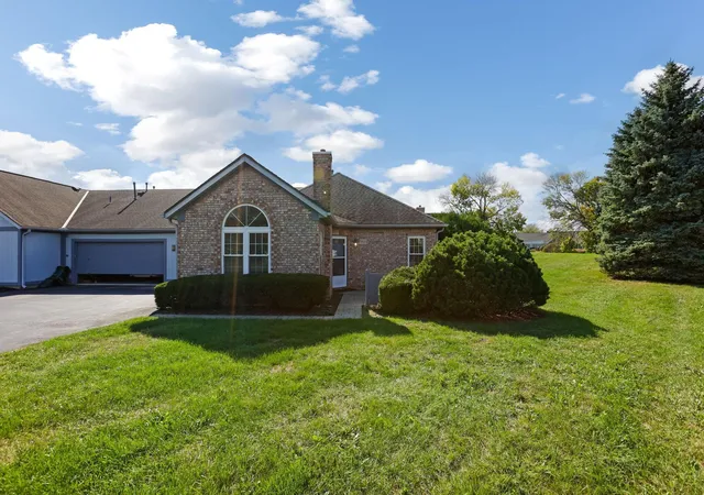 Homes for sale in Hilliard, OH | 3820 Falls Circle Dr, Hilliard, OH 43026 | MLS# 225038116