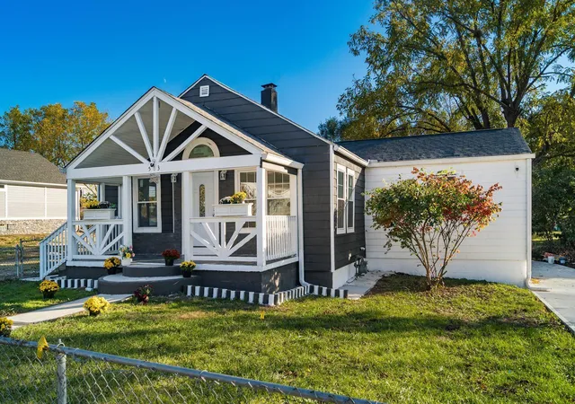 Photo 4 of Single family home for sale at 503 Ashwood Rd, Columbus, OH 43207 | MLS# 225040984 | Listing updated on 2026-07-28