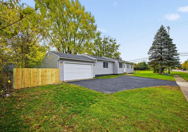 Photo 3 of Sale Pending at 1830 Winding Hollow Dr, Columbus, OH 43223 | MLS# 225042271 | Listing updated on 2026-01-12