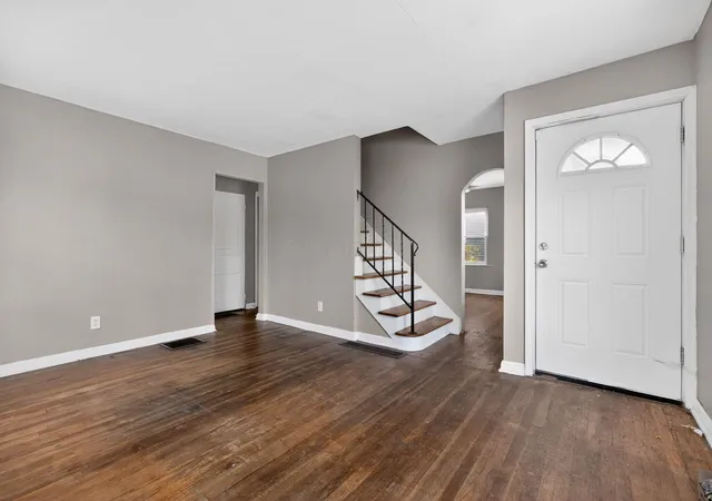 3rd image of 2131 Argyle Dr, Columbus, OH 43219 | MLS# 225045521
