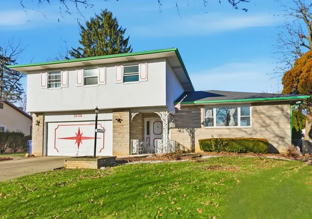 Photo 2 of Single family home for sale at 1638 Arrowood Lp N, Columbus, OH 43229 | MLS# 225046255 | Listing updated on 2026-09-13