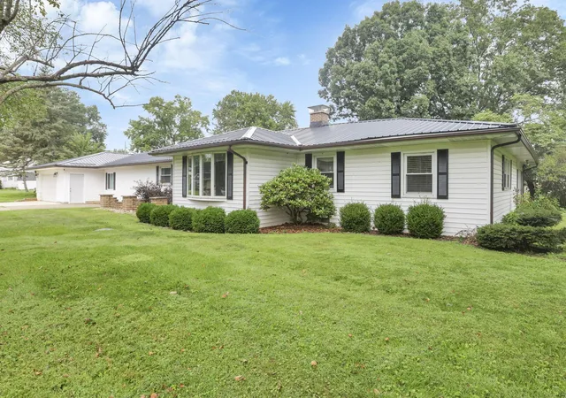 1st image of 122 Wilshire Dr, Hebron, OH 43025 | MLS# 226001814
