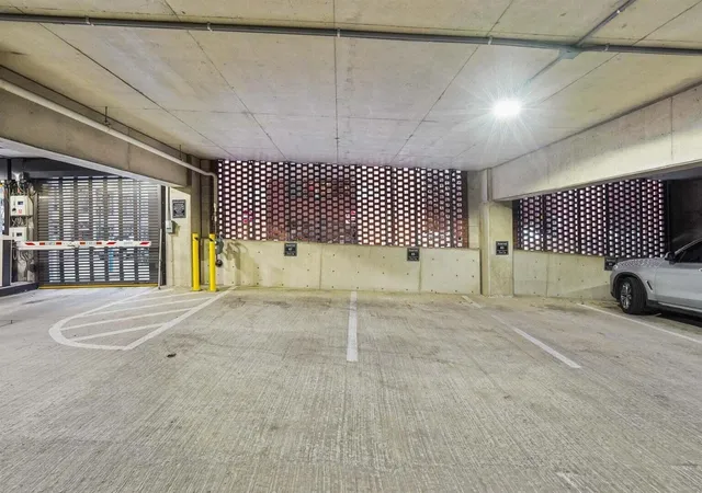 2nd image of 250 W Spring St, Columbus, OH 43215