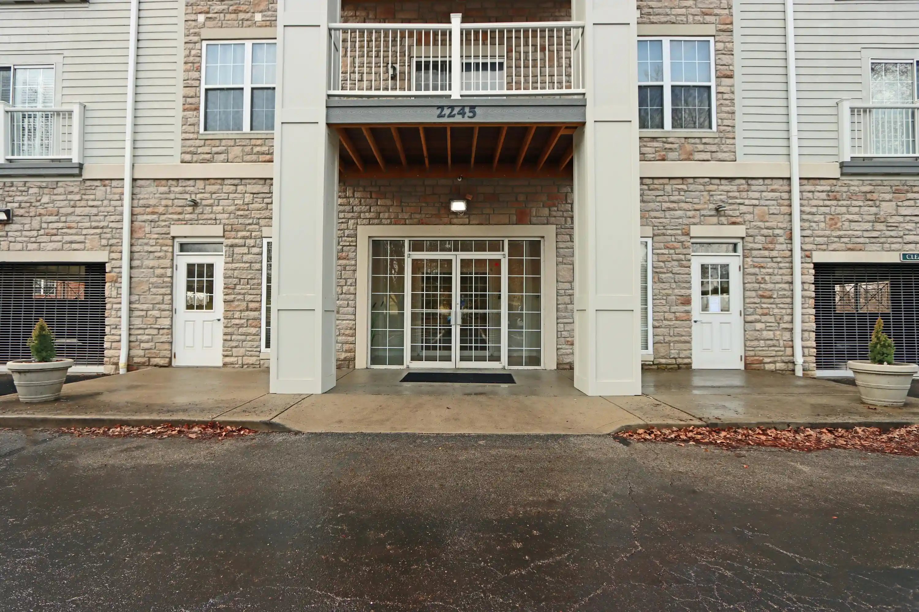 Listing Photo 2 - Condo for sale in 2245 Riverside Dr located at 2245 Riverside Dr, Upper Arlington, OH 43221 - Unit #309
