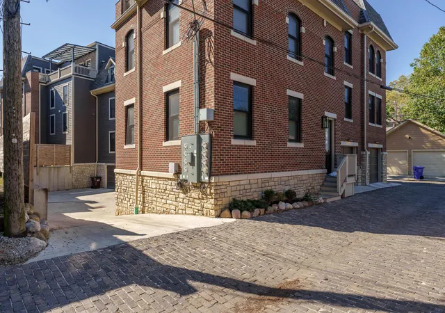 Listing Photo 2 - Condo for sale in building located at 792 Highland St, Columbus, OH 43215 - Unit #