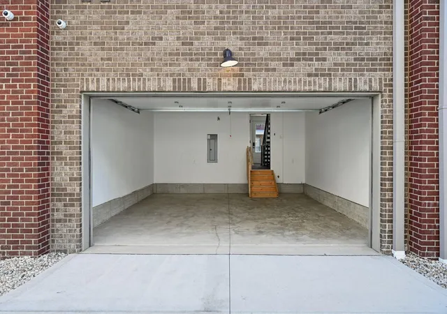 Listing Photo 2 - Condo for sale in building located at 284 Dickenson St, Columbus, OH 43215 - Unit #
