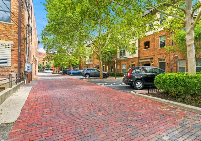 Listing Photo 2 - Condo for sale in building located at 22 W Russell St, Columbus, OH 43215 - Unit #