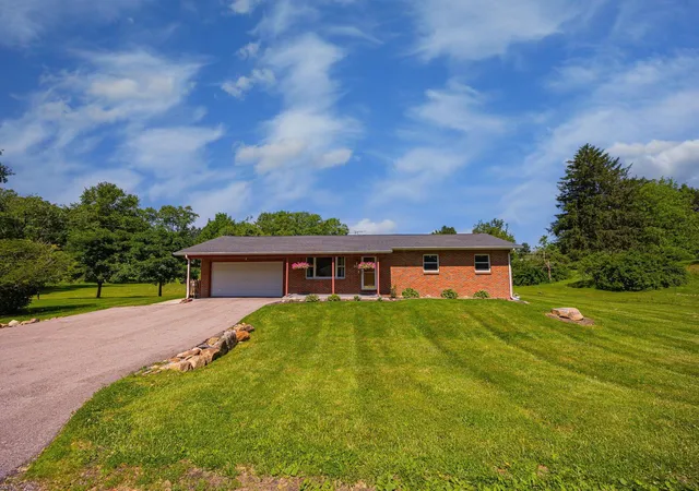 Homes for sale in Heath, OH | 164 Licking View Dr, Heath, OH 43056 | MLS# 226006839