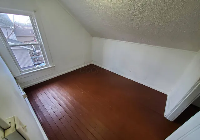 Listing Photo 2 - Condo for sale in building located at 389-391 Oak St, Marion, OH 43302 - Unit #