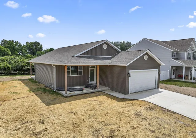 1st image of 1551 Metcalfe Ave, Obetz, OH 43207 | MLS# 226008763