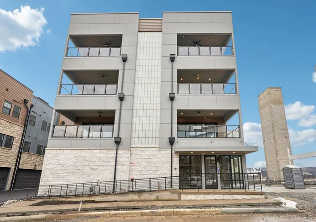 2nd image of 2842 Gunnison Dr #204, Columbus, OH 43228 | MLS# 226009142