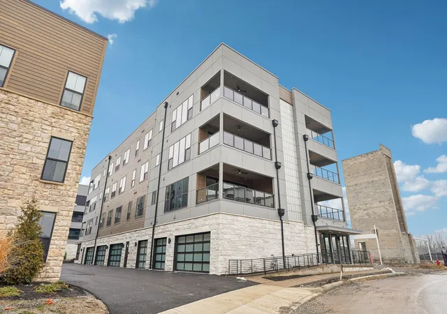 3rd image of 2842 Gunnison Dr #204, Columbus, OH 43228 | MLS# 226009142