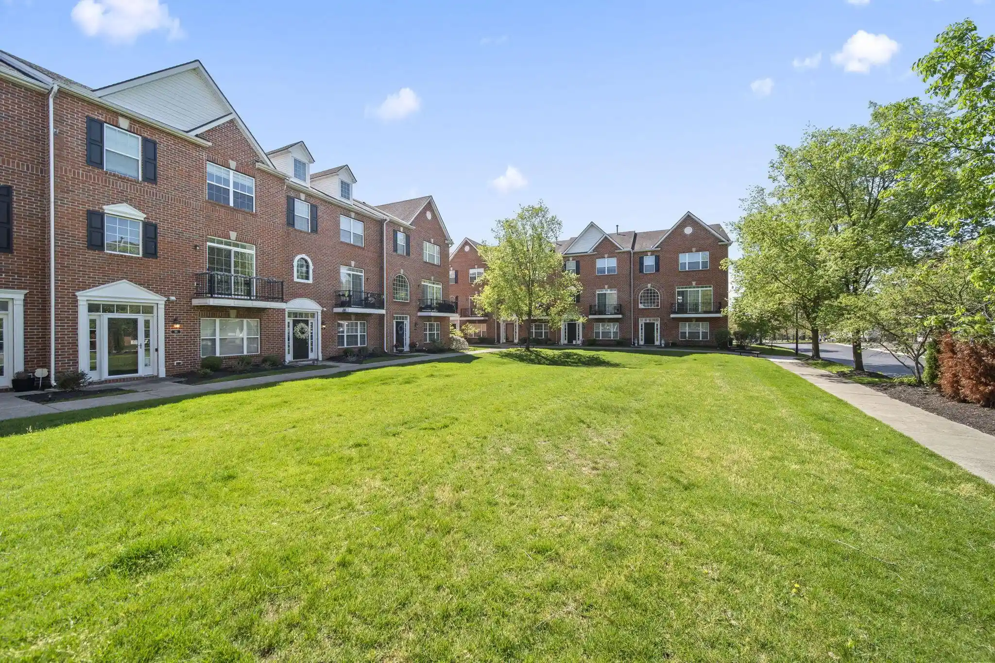Listing Photo 2 - Condo for sale in 67 Highland Pointe Cir located at 67 Highland Pointe Cir, Columbus, OH 43235 - Unit 67 Highland Pointe Cir